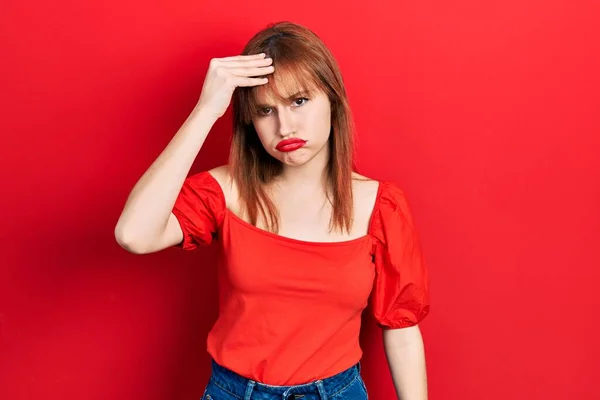 Kırmızı Tişört Giyen Kızıl Saçlı Genç Bir Kadın Alnındaki Sorun — Stok fotoğraf
