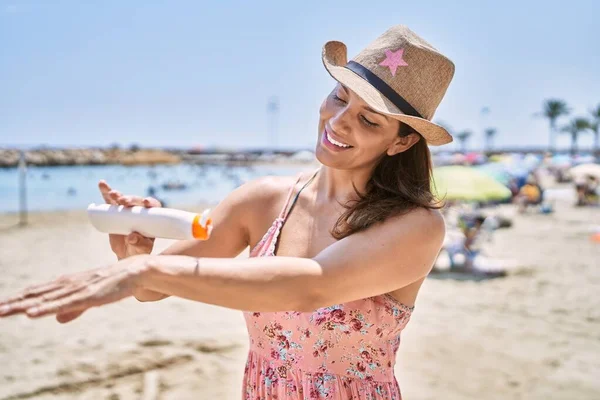 Bruneta Žena Těší Letní Den Pláži Nanášení Opalovací Krém — Stock fotografie