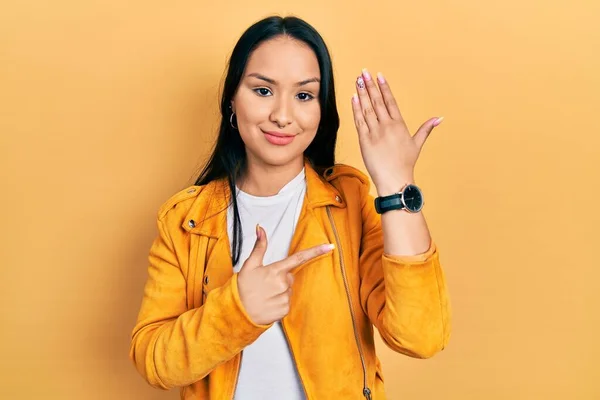 Beautiful Hispanic Woman Nose Piercing Wearing Yellow Leather Jacket Hurry — Photo
