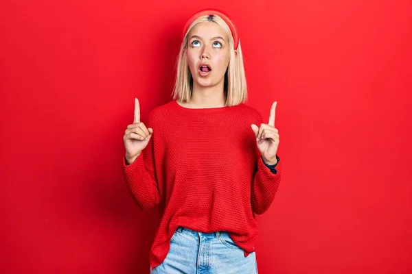 Schöne Blonde Frau Lässigem Roten Pullover Erstaunt Und Überrascht Blick — Stockfoto