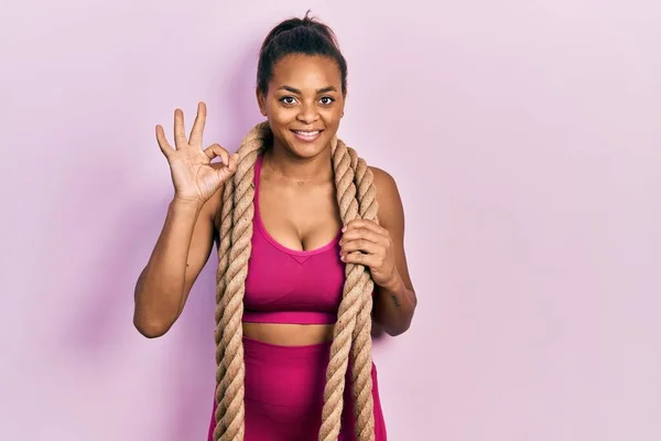 年轻的非洲裔美国女孩用钢丝绳训练 用手指做手势 微笑友善地表示出优秀的象征 — 图库照片