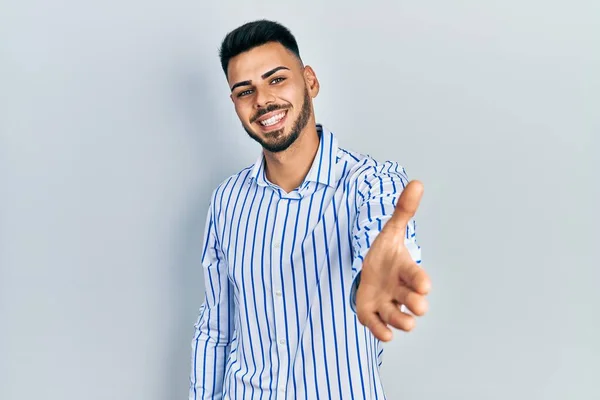 Jovem Hispânico Com Barba Vestindo Camisa Listrada Casual Sorrindo Amigável — Fotografia de Stock