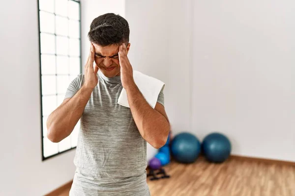 Young Hispanic Man Wearing Sportswear Towel Gym Hand Head Pain — Photo