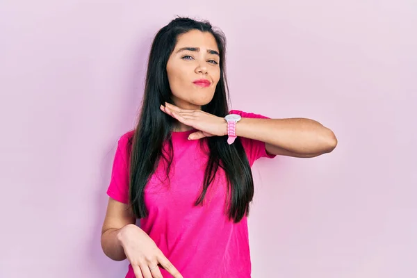Young Hispanic Girl Wearing Casual Pink Shirt Cutting Throat Hand — 스톡 사진