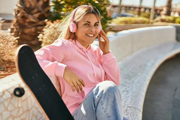 Jong Blond Skater Meisje Glimlachen Gelukkig Met Behulp Van Koptelefoon — Stockfoto