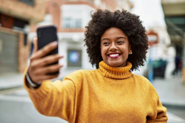 Mladý Africký Americký Dívka Usměvavý Šťastný Dělat Selfie Smartphonu Městě — Stock fotografie