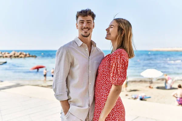 Молода Пара Іспаномовних Відпустці Посміхається Щасливим Обіймається Пляжі — стокове фото