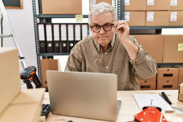 Középkorú Ősz Hajú Férfi Laptoppal Dolgozik Raktárban — Stock Fotó