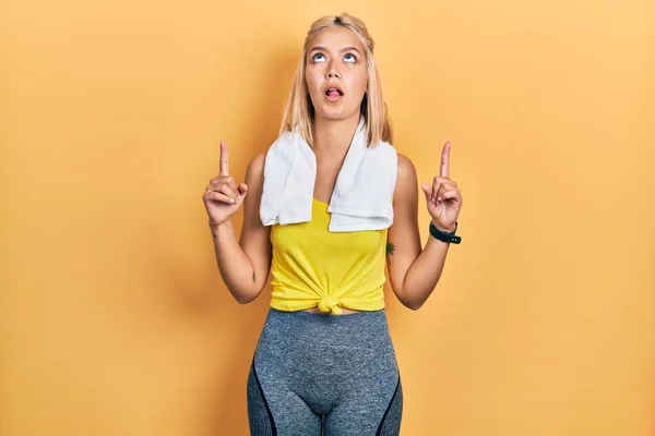 Vacker Blond Sport Kvinna Bär Träningskläder Förvånad Och Förvånad Tittar — Stockfoto