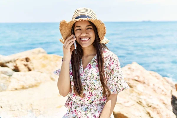 Jong Latin Meisje Dragen Zomer Hoed Praten Smartphone Het Strand — Stockfoto