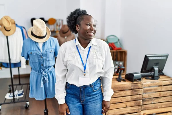 Νεαρή Αφρικανή Που Εργάζεται Διευθύντρια Μπουτίκ Λιανικής Κοιτάζοντας Μακριά Στο — Φωτογραφία Αρχείου
