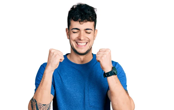 Jeune Homme Hispanique Portant Shirt Décontracté Excité Pour Succès Avec — Photo