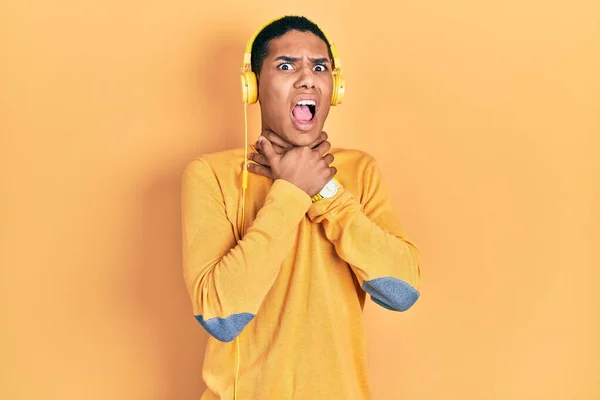 Young African American Guy Listening Music Using Headphones Shouting Suffocate — Fotografia de Stock