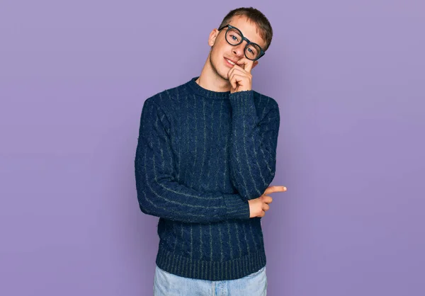 Young Blond Man Wearing Casual Clothes Glasses Looking Confident Camera – stockfoto
