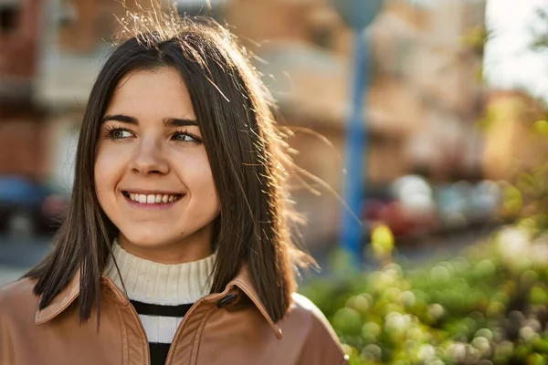 Genç Güzel Esmer Kadın Dışarıda Mutlu Bir Şekilde Gülümsüyor — Stok fotoğraf