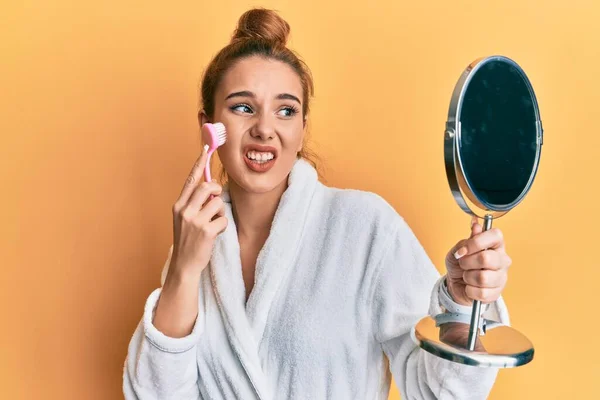 Mujer Rubia Joven Con Bata Sosteniendo Cepillo Removedor Maquillaje Expresión — Foto de Stock