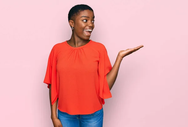 Jovem Afro Americana Vestindo Roupas Casuais Sorrindo Alegre Apresentando Apontando — Fotografia de Stock