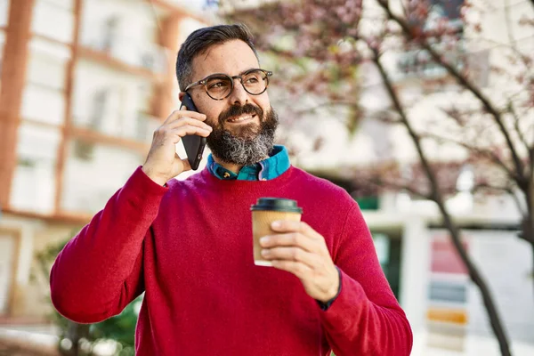 Jonge Spaanse Uitvoerende Man Praten Smartphone Het Drinken Van Koffie — Stockfoto