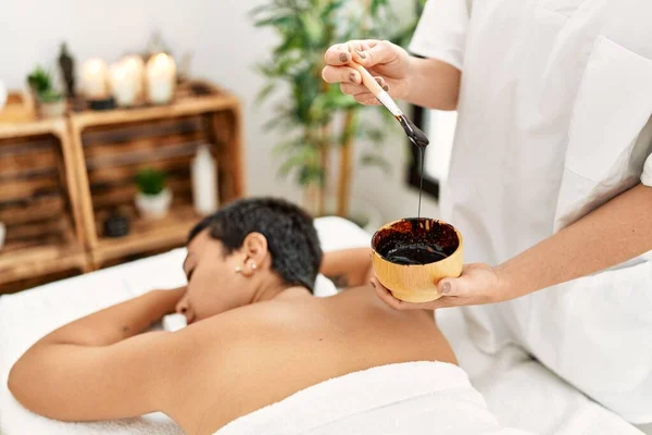 Young Hispanic Woman Having Back Skin Treatment Beauty Center —  Fotos de Stock