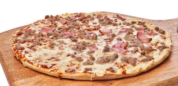  Beyaz arka planda izole edilmiş ahşap masada tek ızgara İtalyan pizzası.