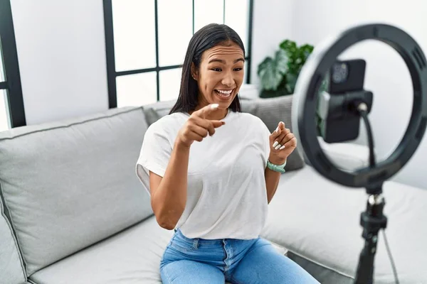 Giovane Donna Latina Sorridente Video Registrazione Sicura Casa — Foto Stock