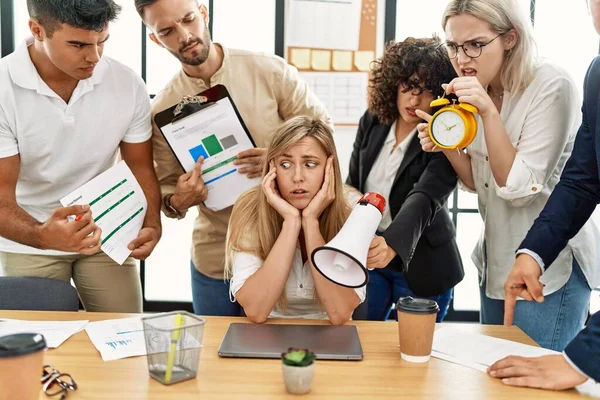 Grupp Företagare Skriker Till Stressad Partner Kontoret — Stockfoto