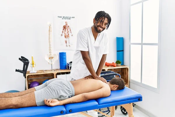 Due Uomini Fisioterapista Paziente Avendo Sessione Riabilitazione Massaggiare Indietro Alla — Foto Stock