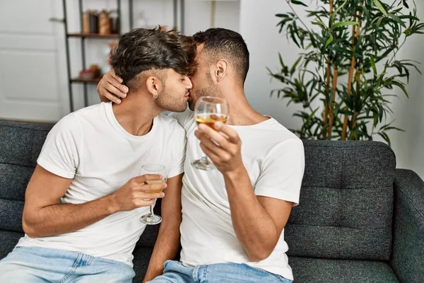Två Latinamerikanska Män Par Kysser Och Skålar Med Ett Glas — Stockfoto