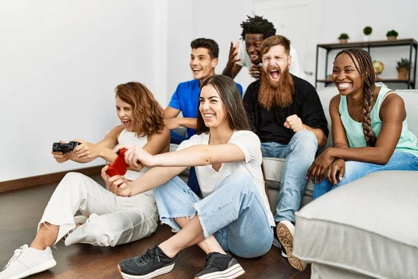 Groep Van Jonge Vrienden Glimlachen Gelukkig Spelen Videospel Thuis — Stockfoto