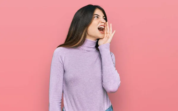 Young Beautiful Teen Girl Wearing Turtleneck Sweater Shouting Screaming Loud — Foto de Stock