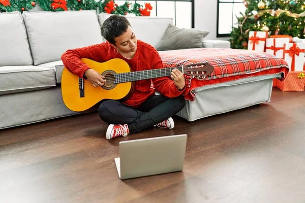 Young Hispanic Woman Having Online Guitar Class Sitting Christmas Tree — Foto de Stock