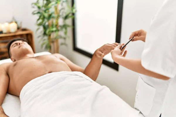 Young Hispanic Man Relaxed Having Manicure Session Beauty Center — Stock Fotó