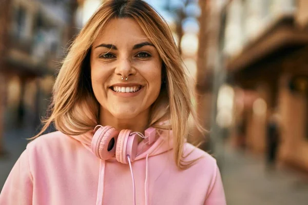 Junge Blonde Sportliche Mädchen Lächelt Glücklich Mit Kopfhörern Der Stadt — Stockfoto