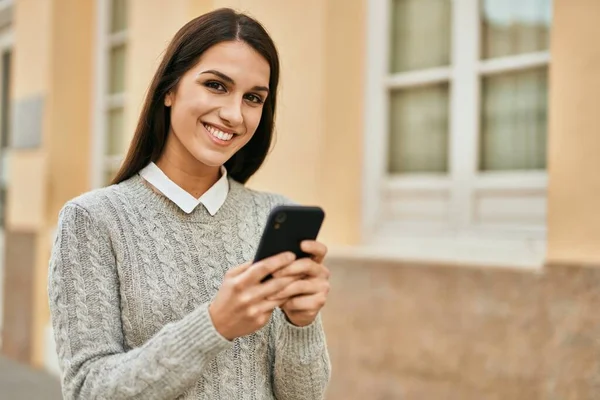 Νεαρή Ισπανόφωνη Γυναίκα Χαμογελά Ευτυχισμένη Χρησιμοποιώντας Smartphone Στην Πόλη — Φωτογραφία Αρχείου