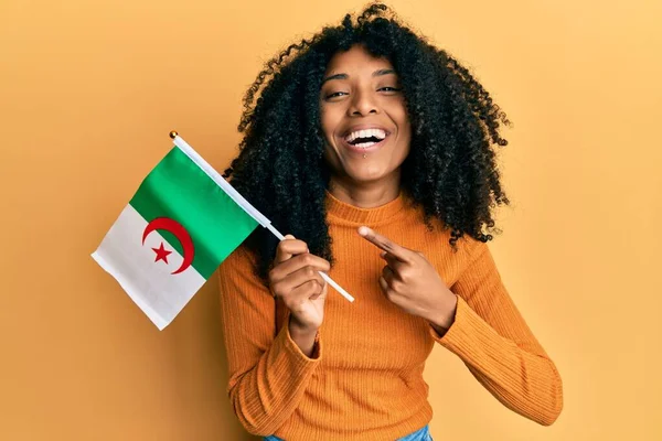 African American Woman Afro Hair Holding Algeria Flag Smiling Happy — Stok fotoğraf