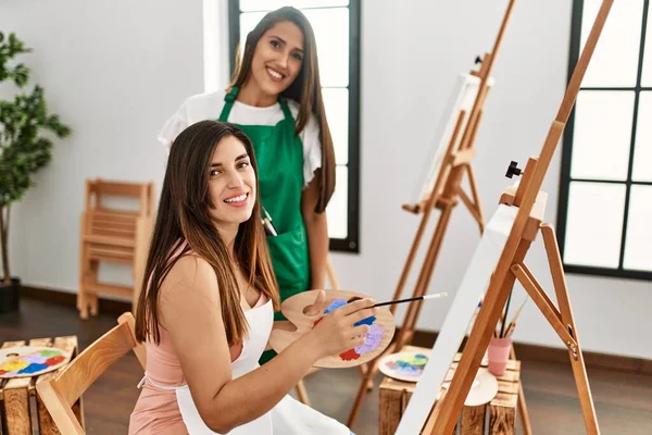 Studerande Och Lärare Ler Glad Målning Konstskola — Stockfoto