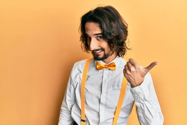 Mladý Hispánec Nosí Hipster Elegantní Vzhled Úsměvem Šťastný Obličej Hledá — Stock fotografie