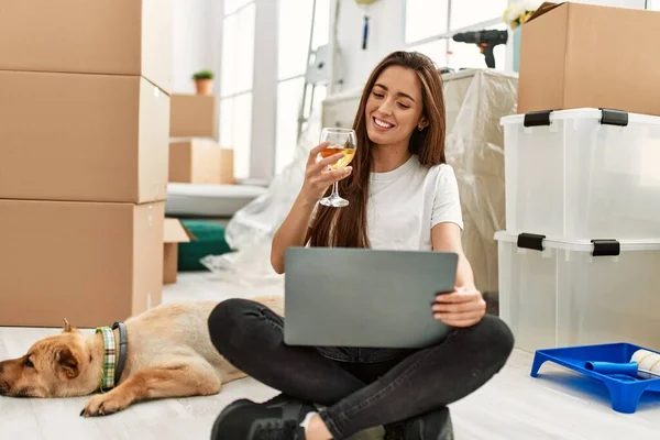 Ung Latinamerikansk Kvinna Skålar Med Champagne Med Videosamtal Sittande Golvet — Stockfoto