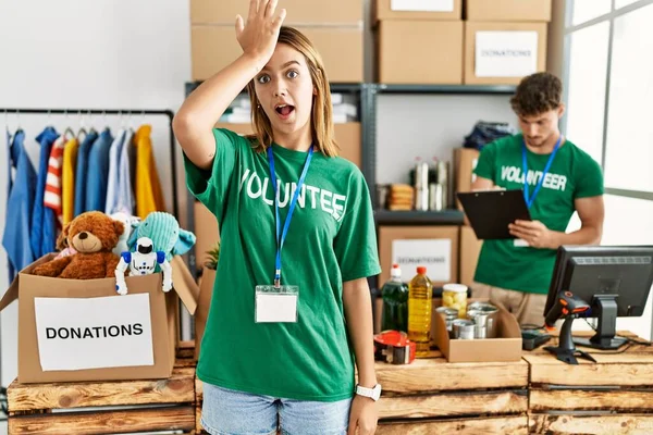 Bağış Standında Gönüllü Tişört Giyen Genç Sarışın Kız Hata Yaptığında — Stok fotoğraf