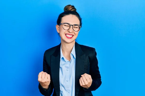 Joven Chica Hispana Vestida Con Ropa Negocios Gafas Emocionadas Por —  Fotos de Stock