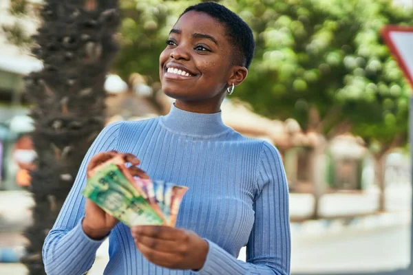 Joven Mujer Afroamericana Sonriendo Contando Feliz Sudafricana Rand Billetes Ciudad — Foto de Stock