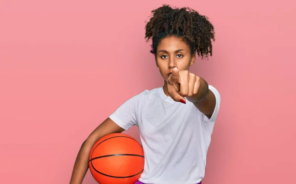 Young African American Girl Playing Baseball Holding Bat Ball Pointing —  Fotos de Stock