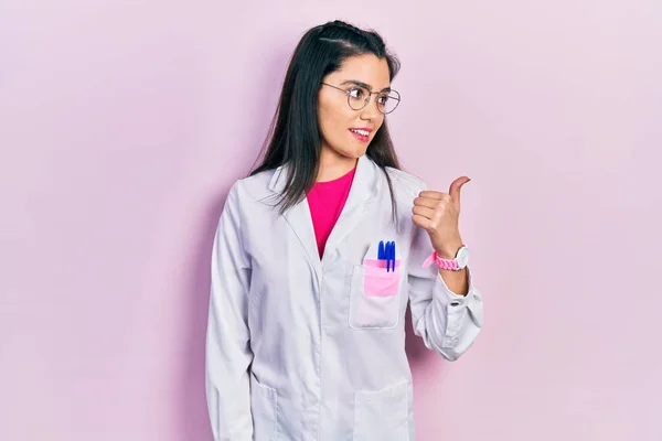 Young Hispanic Girl Wearing Scientist Uniform Smiling Happy Face Looking — ストック写真