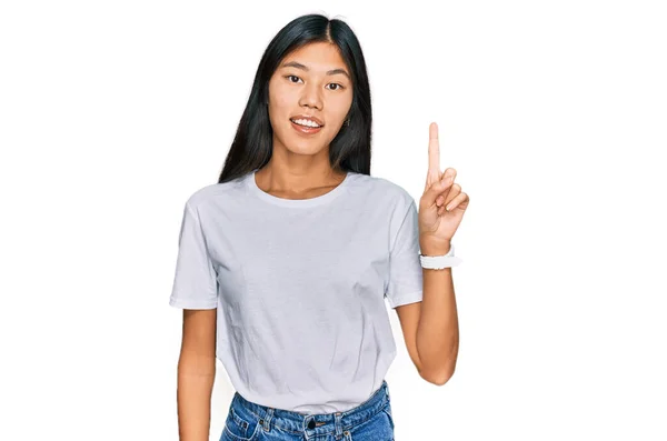 Όμορφη Νεαρή Ασιάτισσα Που Φοράει Λευκό Μπλουζάκι Δείχνοντας Επιτυχία Την — Φωτογραφία Αρχείου