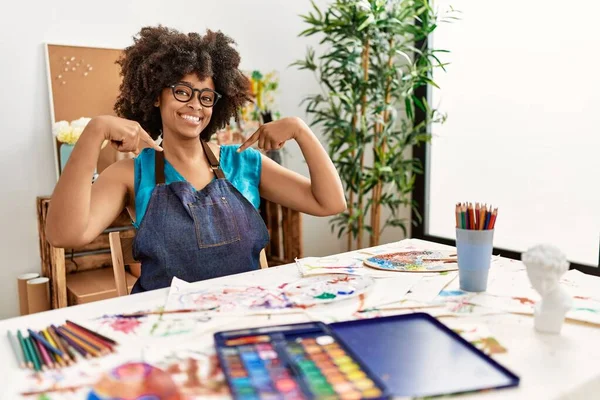 Beautiful African American Woman Afro Hair Painting Art Studio Looking — Fotografia de Stock