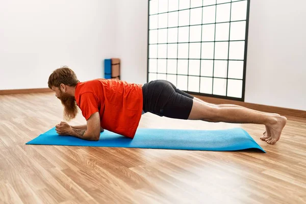 Young Redhead Man Training Abs Exercise Sport Center — Foto Stock