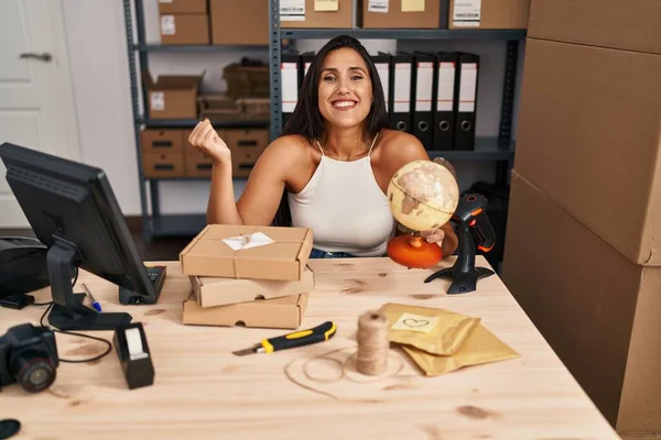 Young Hispanic Woman Working Small Business Ecommerce Worldship Screaming Proud — Stock Photo, Image