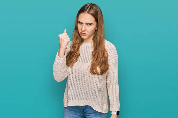 Ung Blond Kvinna Bär Tillfälliga Kläder Arg Och Galen Höja — Stockfoto