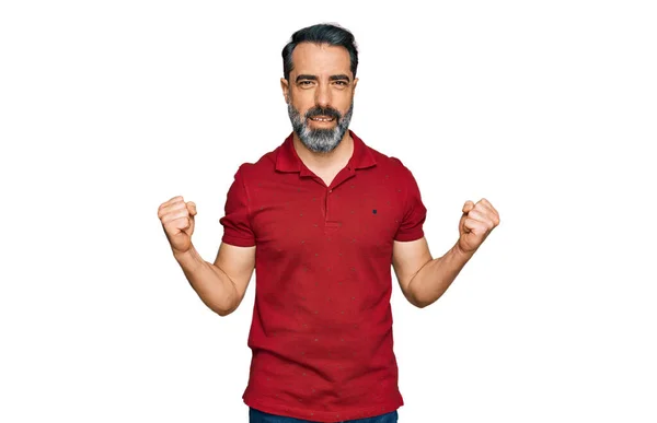 Muž Středního Věku Vousy Neformální Červené Tričko Velmi Šťastný Vzrušený — Stock fotografie