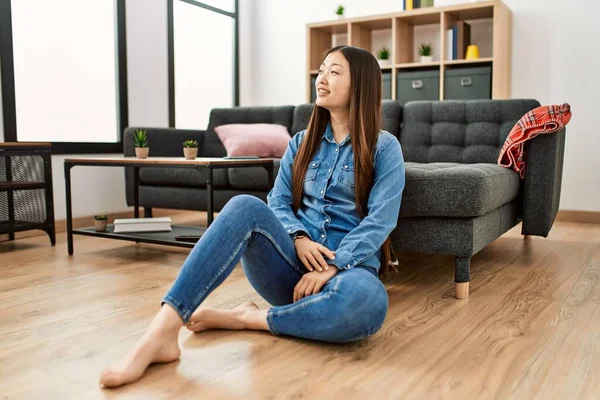 Young Chinese Girl Smiling Happy Sitting Floor Home — Stockfoto
